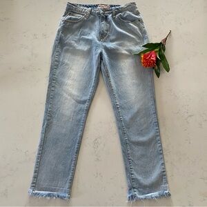 Showpo Lightwash Frayed hem jeans Sz 4 (JB)